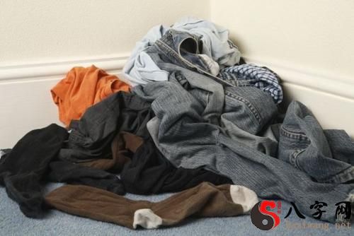 梦见堆了很多衣服