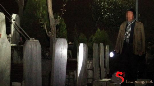 梦见自己晚上去坟场