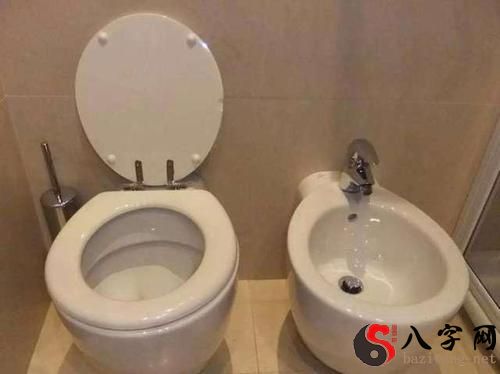 梦见公共厕所很脏