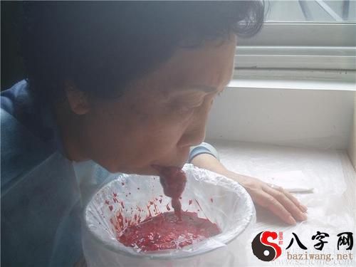 梦见自己嘴里吐血