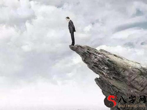 梦见自己快要掉下悬崖