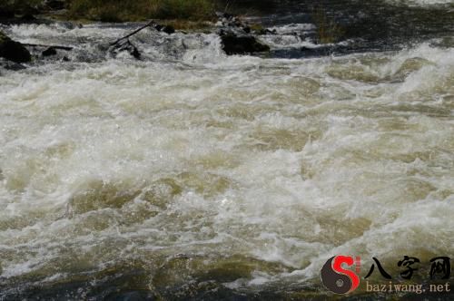 梦见水流湍急
